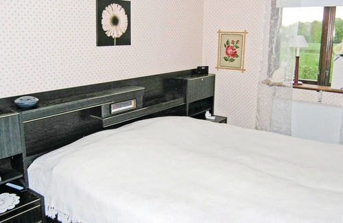 Lockna House | The cottage has a large garden and a glazed balcony with an open fireplace.