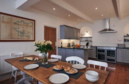 Laugharne House | The Cottage-Large central property with Estuary views and private parking