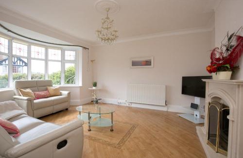 Llandudno Apartment | The Cottage on the Beach - Sleeps 7 - Large Garden