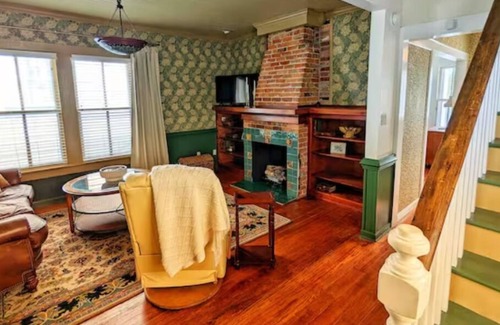 Washington House | The Cottage on West 2nd w/ Hot tub and Firepit