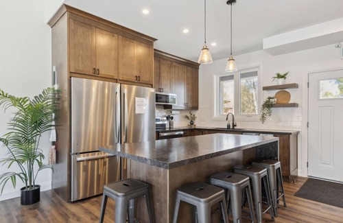 The Blue Mountains Ski Chalet | The Cottages at Blue: 21 BDR Triplex for 44 Guests