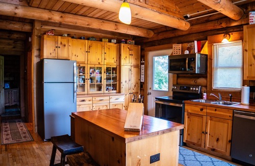 Ferryville Cabin | The Cotton Wood lodge- Romantic, Secluded on Stream in the Driftless- Hot Tub