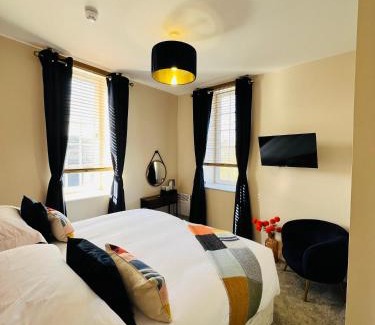 Moffat Hotel | The courtyard bar, kitchen, rooms