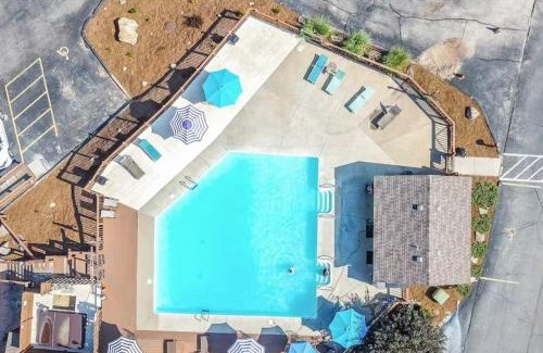 Indian Point Apartment | The Cove 39-3 By SDC, Big Deck, Pool, Hot Tub, Lake View, No Stairs