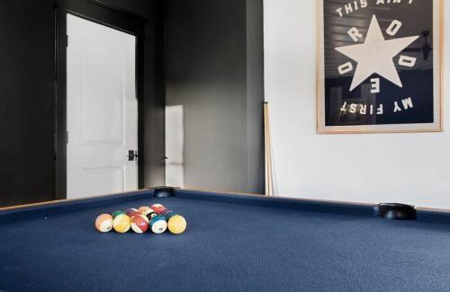 Hope Gardens House | The Cowboy - Luxury Home with Hot Tub & Pool Table