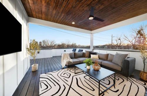 Hope Gardens House | The Cowboy - Luxury Home with Hot Tub & Pool Table
