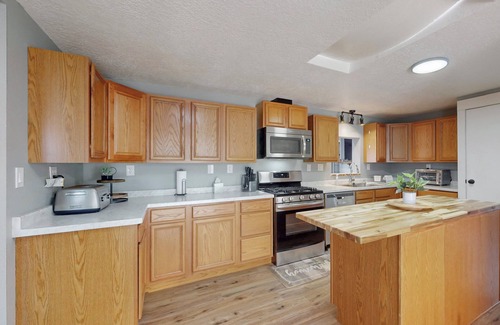 Jade Park House | The Cozi Mountainview Corner! Spacious 4-bedroom house in charming Albuquerque.