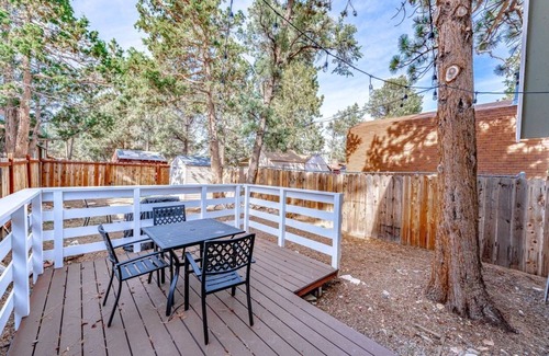 Sugarloaf Cabin | The Cozy Bear Cabin + BBQ + Indoor Fireplace!