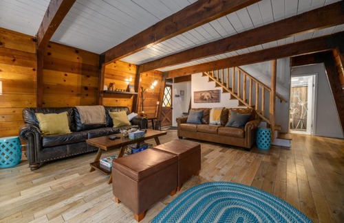 Boulder Bay House | The Cozy Bear Cabin - Updated gambrel with huge outdoor space! Cornhole, Tether ball, Fire pit!