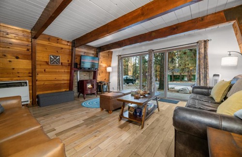 Boulder Bay House | The Cozy Bear Cabin - Updated gambrel with huge outdoor space! Cornhole, Tether ball, Fire pit!