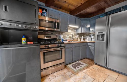 Boulder Bay House | The Cozy Bear Cabin - Updated gambrel with huge outdoor space! Cornhole, Tether ball, Fire pit!