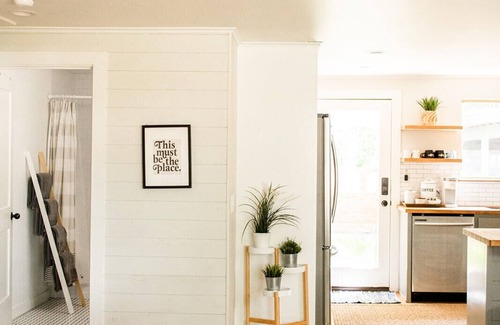 Fredericksburg House | The Cozy Cabernet - short walk to Main St!