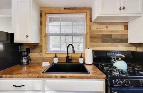Blakeslee House | The Cozy Cabin Romantic Getaway