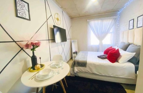 Downtown Johannesburg Apartment | The Cozy Cityscape in Maboneng with fast WI-FI