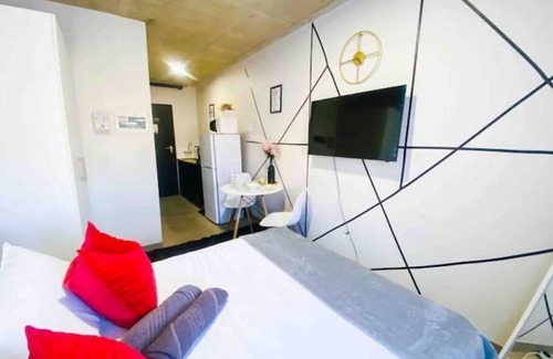 Downtown Johannesburg Apartment | The Cozy Cityscape in Maboneng with fast WI-FI