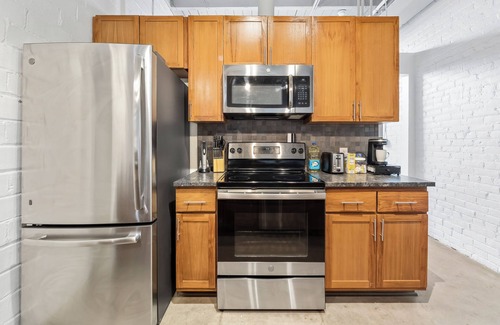 Downtown Cleveland Apartment | The Cozy Comfy Spacious Loft, Wi-Fi, Parking, Cafe
