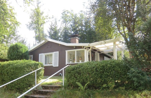 Hastveda House | The cozy cottage is located on a large, sheltered plot near the river Helgå.