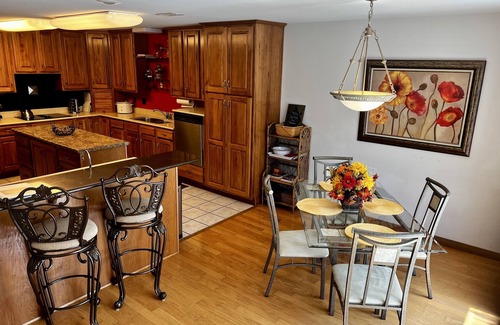 Mountain Pine Cottage | THE COZY COTTAGE LAKE HAMILTON ~ Couples Only Retreat~ Booking for fall foliage