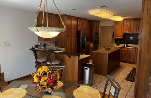 Mountain Pine Cottage | THE COZY COTTAGE LAKE HAMILTON ~ Couples Only Retreat~ Booking for fall foliage