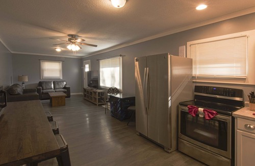 Logan House | The Cozy Inn (Fenced Yard)