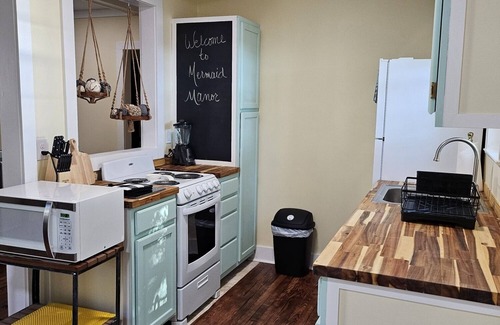 Morehead City Cottage | The cozy Mermaid Manor is located close to area beaches and all area attractions