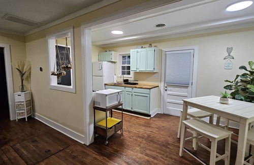 Morehead City Cottage | The cozy Mermaid Manor is located close to area beaches and all area attractions