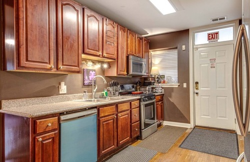 Washington Park Condo | The Cozy Nest: King Bed in Quiet and Safe Condo by McCormick Place and Midway!