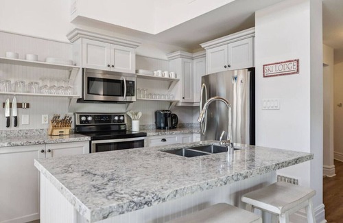 The Blue Mountains Condo | The Cozy Timber: Mountain Views + Village Shuttle!