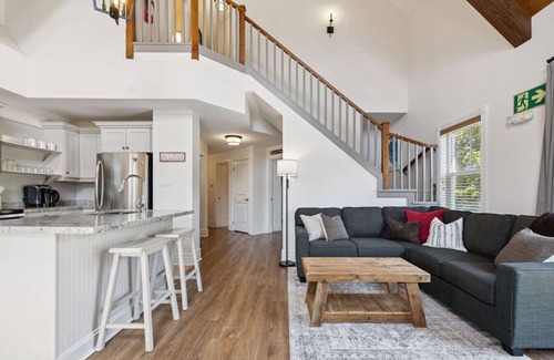 The Blue Mountains Condo | The Cozy Timber: Mountain Views + Village Shuttle!