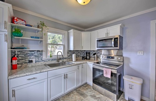 West Allis House | 'The Cozzy House' 4-Minute Drive to Miller Park!