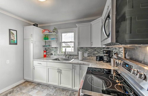 West Allis House | 'The Cozzy House' 4-Minute Drive to Miller Park!