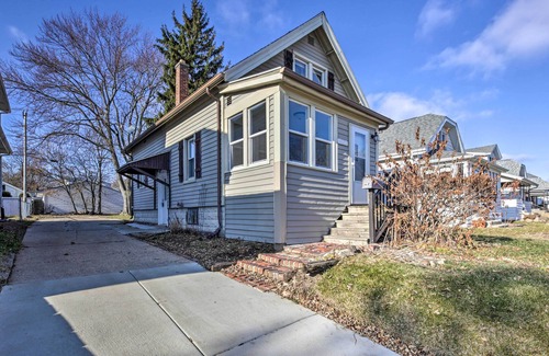 West Allis House | 'The Cozzy House' 4-Minute Drive to Miller Park!