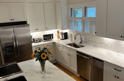 Old Town Cottage | The Craddock - Tufts Home & Antique Carriage House - 6BR 5.5 Baths - Sleeps 12+