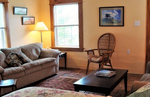 Lexington Cottage | The Creamery: Breathtaking views & cozy studio!