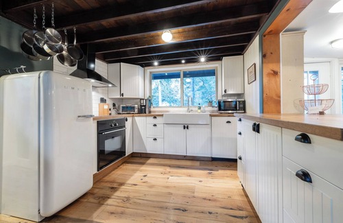 East Stroudsburg House | The Creekhouse - Waterfront Pocono Mountain House