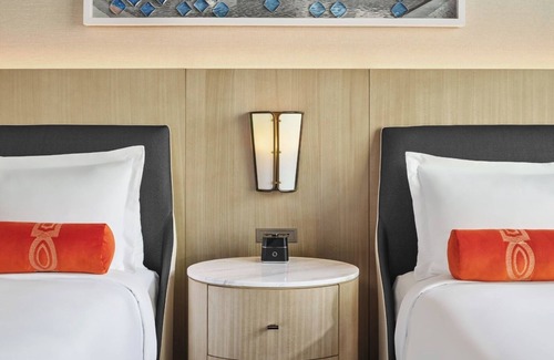 Fort Worth Cultural District Hotel | The Crescent Hotel | Deluxe Queen Queen| Near Kimbell Art Museum – 5 Mins