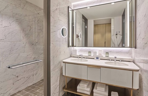 Fort Worth Cultural District Hotel | The Crescent Hotel|Patio Deluxe Queen Queen| Private Bath & Balcony Near Kimbell