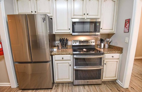 Northport House | The Crimson Retreat | 5 miles to Stadium, Foosball, Ping pong, BBQ