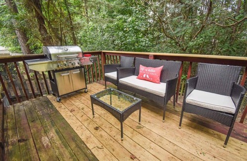 Northport House | The Crimson Retreat | 5 miles to Stadium, Foosball, Ping pong, BBQ