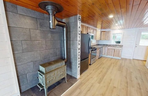 Northeast Somerset Cabin | The Crooked Nook 2-bedroom waterfront cabin in brilliant Rockwood with WiFi