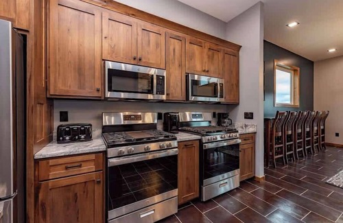 Swanton House | The Crooked Oak Lodge - Deep Creek Lake - Indoor Pool & Hot Tub - Dogs Welcome