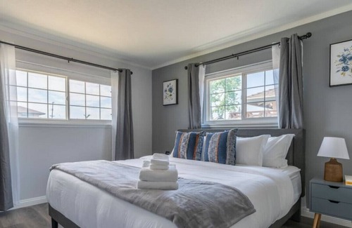 Chino House | The Crown Jewel Getaway: 4 King Chambers, 2 Luxe Baths, High-Speed Internet, Spacious Parking Haven, Fully Equipped Kitchen, and BBQ Utopia Beckons!