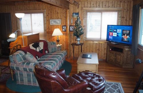 Frankfort House | The Crystalaire Cabin - Charming And Relaxing!