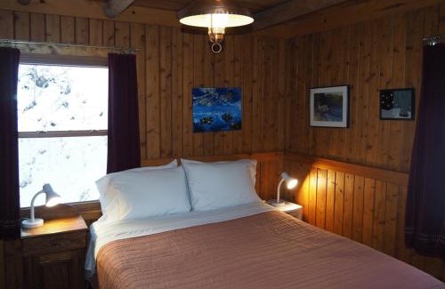 Frankfort House | The Crystalaire Cabin - Charming And Relaxing!