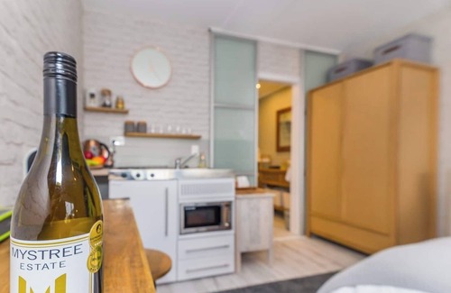 Wellington Apartment | The Cube - Cosy Studio - Great Location Close to Attractions, Shops & Eateries