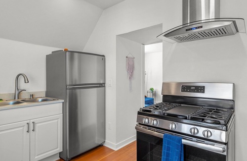 North End House | The Cushman House A: Unit A near 6th Ave UPS UW Ruston
