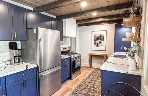 Carnelian Woods House | The cutest little lakeview cabin! Walk to Beaches + Restaurants