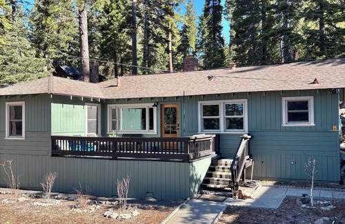 Carnelian Woods House | The cutest little lakeview cabin! Walk to Beaches + Restaurants