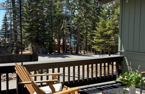 Carnelian Woods House | The cutest little lakeview cabin! Walk to Beaches + Restaurants