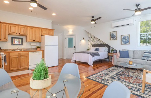 Old Town Cottage | The Cypress Cottage in Old Town BSL - Historic charm with modern amenities